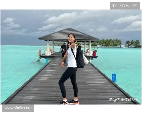 丁霞训练完直接拎爱马仕去接娃，这妈当的也太飒了