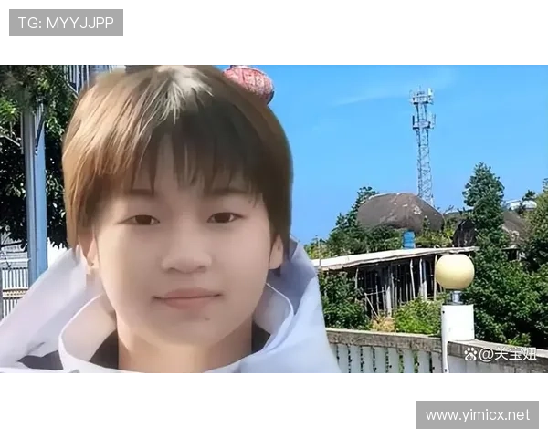 全红婵拎着大牌手袋坐路边吃烤串，旁边大爷盯着她看了三分钟