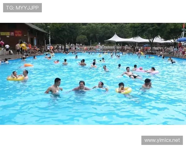 刷到瑞安·洛赫特晒泳池边早餐，瞬间感觉我这月房租都成零花钱了