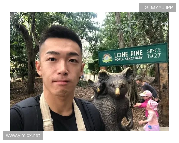 徐灿训练完挎着小包逛街的那张图，拳王气场和邻家暖男撞了个满怀