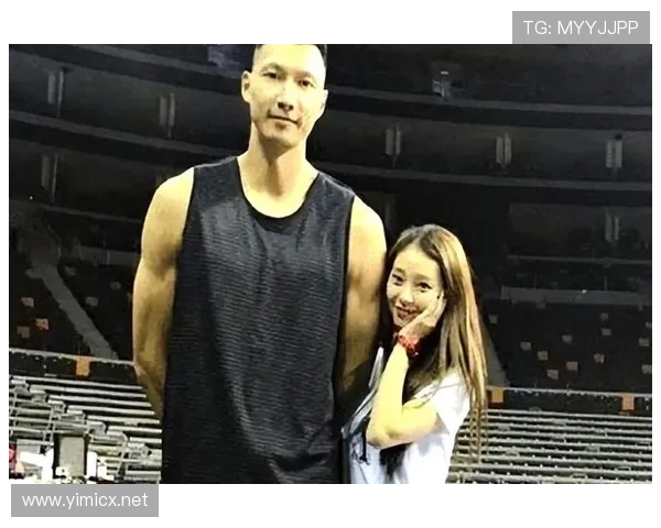 易建联家里冰箱贴都是NBA球队logo，连牛奶盒都得按训练日程排班